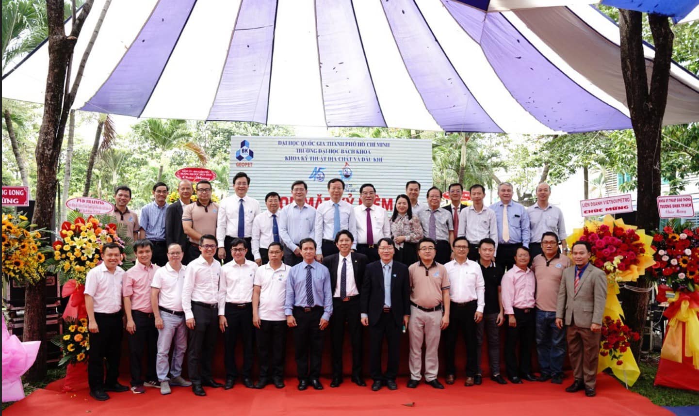 Kỷ niệm 45 năm thành lập Khoa Kỹ thuật Địa chất và Dầu khí